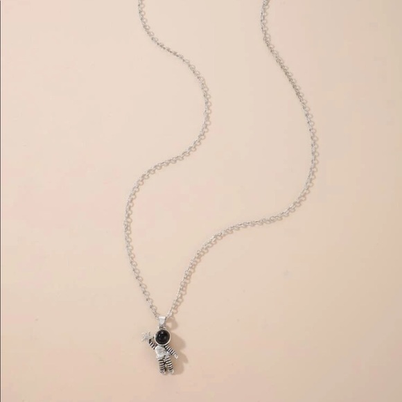 Astronaut Pendent Necklace - Picture 2 of 4